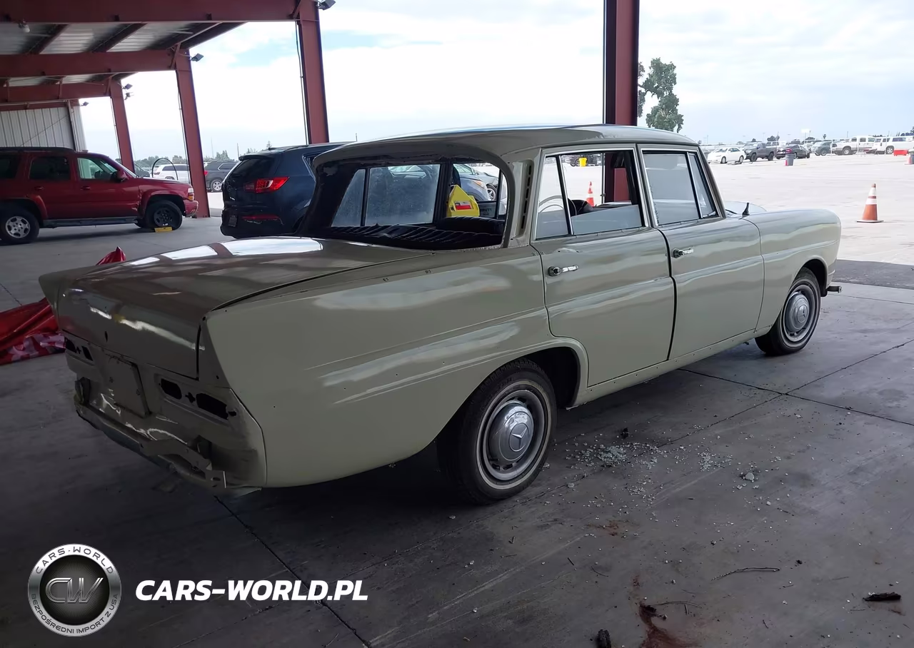 1967 Mercedes-Benz 230S VIN:12101816 - 4