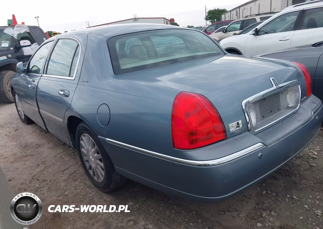 2004 Lincoln Town Car Signature VIN:1LNHM81WX4Y607423 - 3