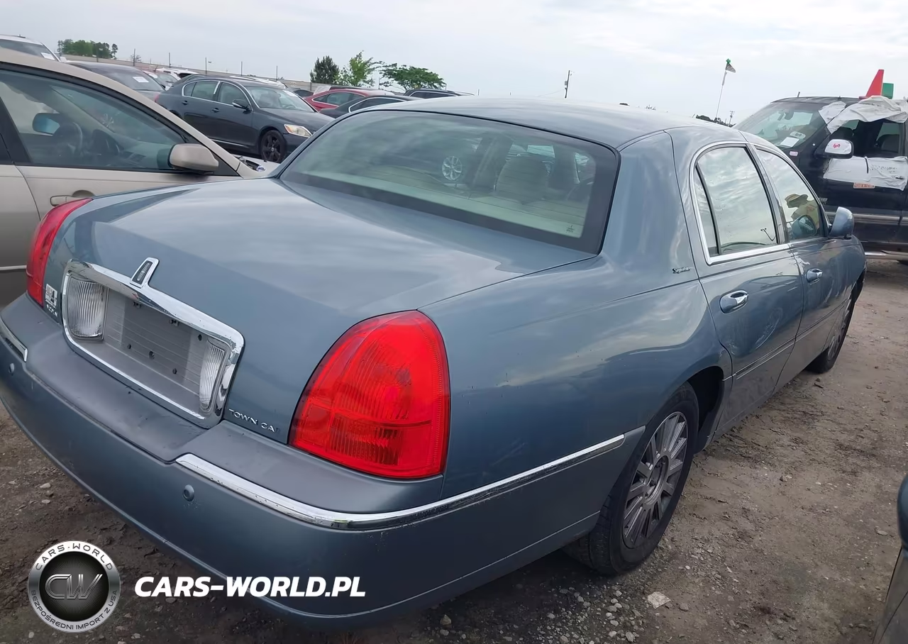 2004 Lincoln Town Car Signature VIN:1LNHM81WX4Y607423 - 4