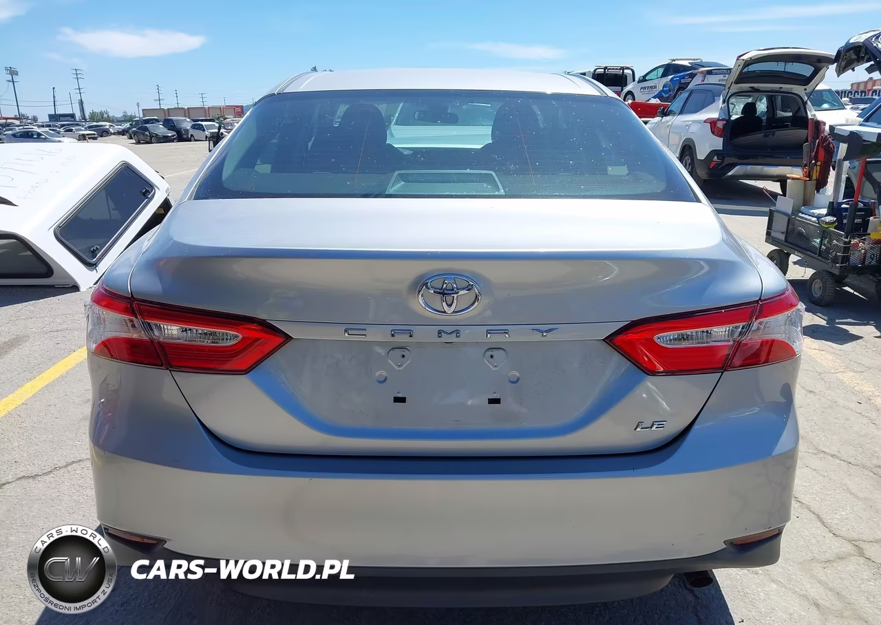 2018 Toyota Camry Le VIN:4T1B11HK9JU122590 - 16