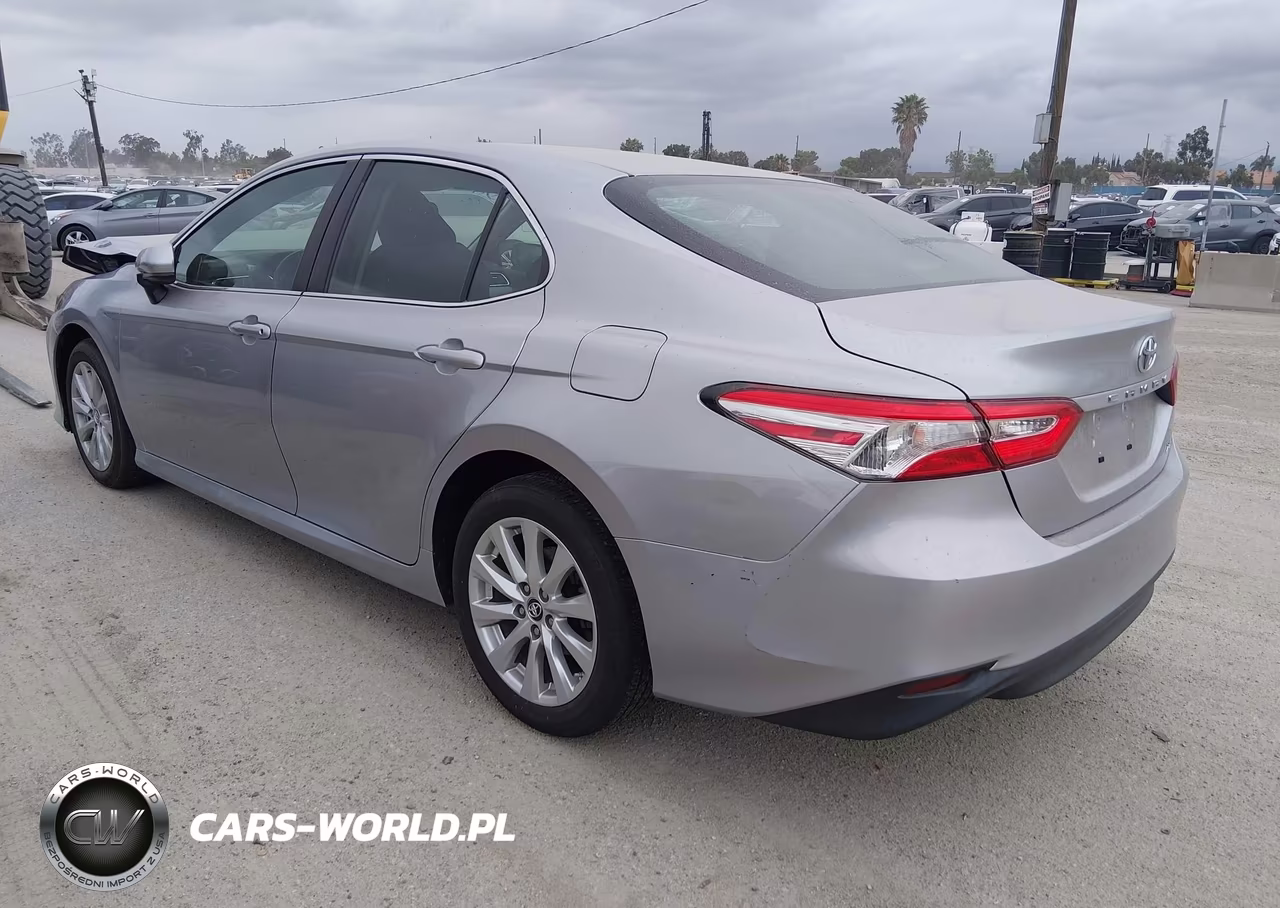 2018 Toyota Camry Le VIN:4T1B11HK9JU122590 - 3