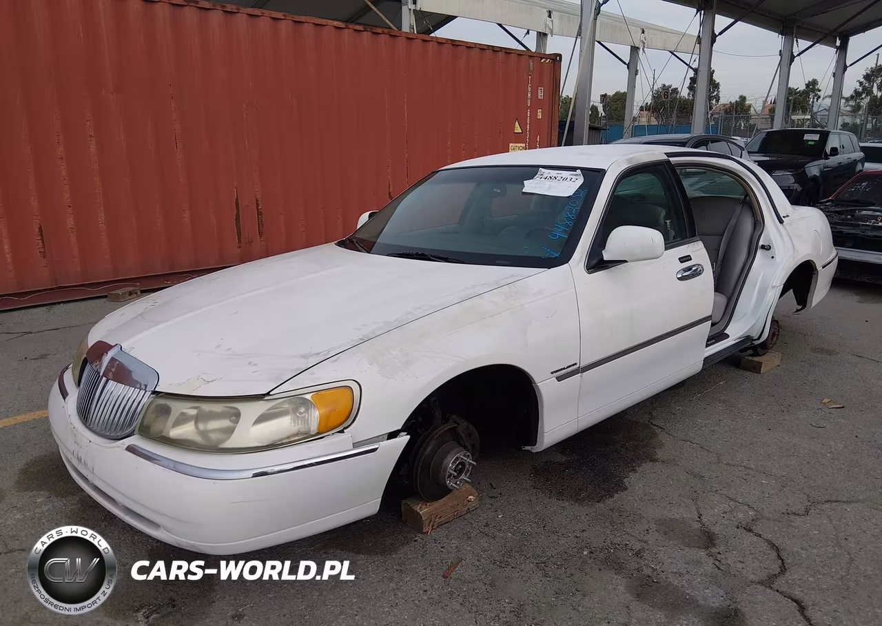 2000 Lincoln Town Car Signature VIN:1LNHM82W9YY821162 - 2