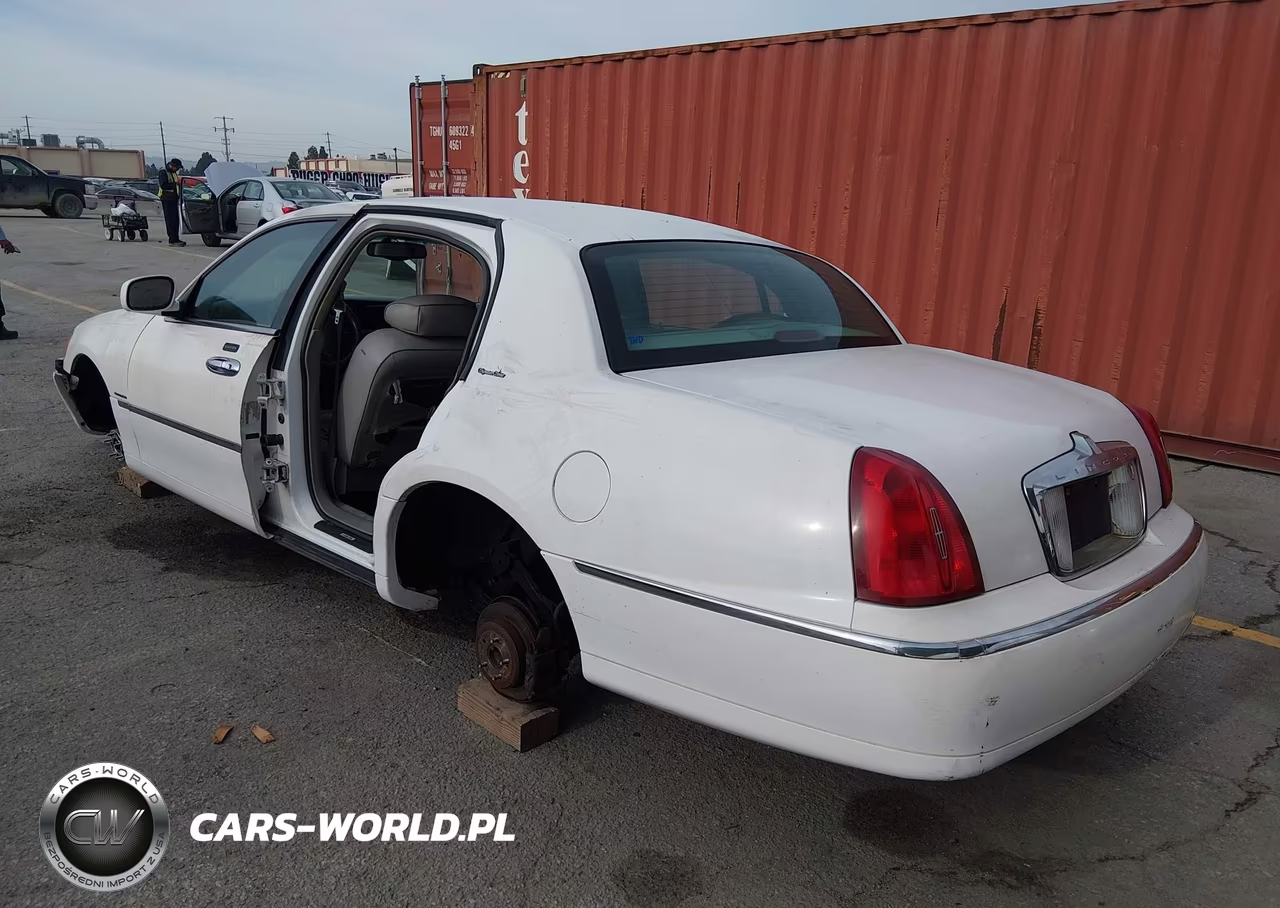 2000 Lincoln Town Car Signature VIN:1LNHM82W9YY821162 - 3
