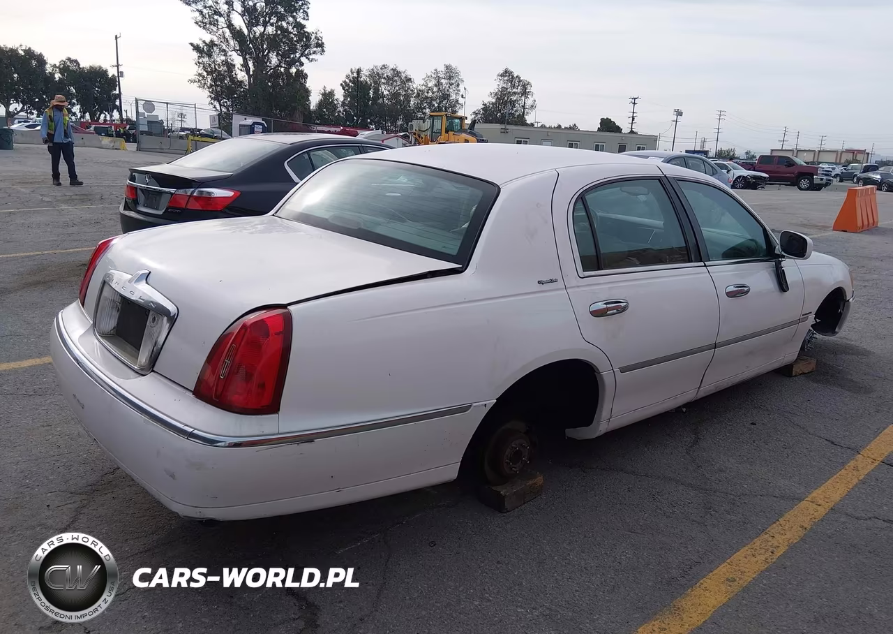2000 Lincoln Town Car Signature VIN:1LNHM82W9YY821162 - 4