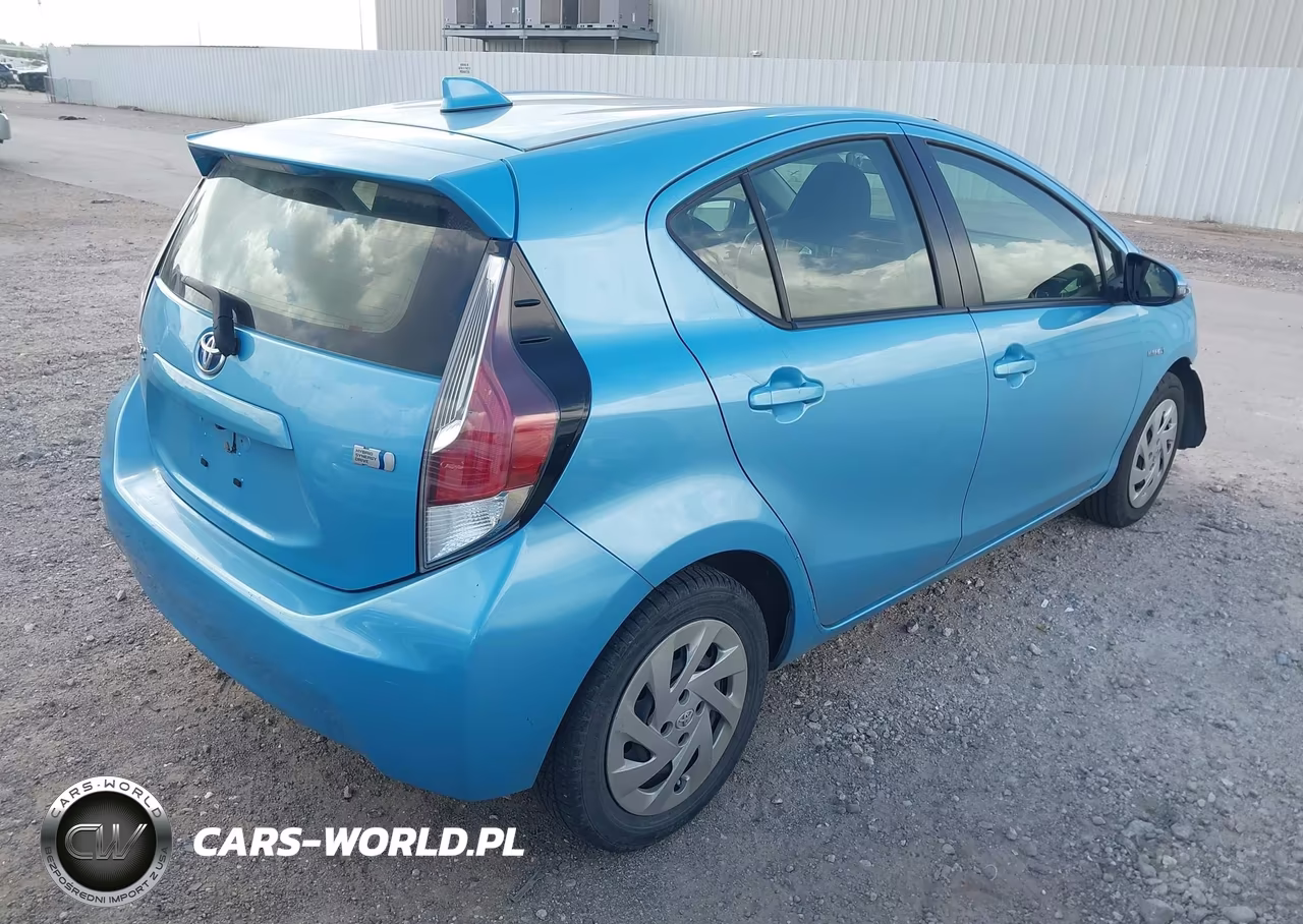 2016 Toyota Prius C Three VIN:JTDKDTB35G1128647 - 4