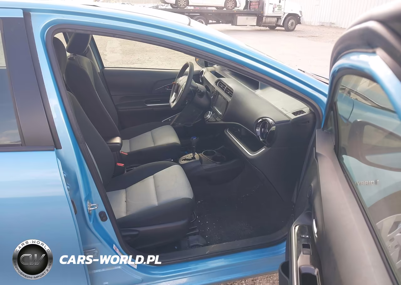 2016 Toyota Prius C Three VIN:JTDKDTB35G1128647 - 5