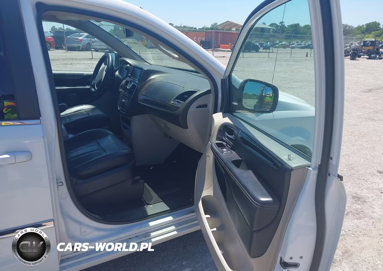 2015 Chrysler Town & Country Touring VIN:2C4RC1BG9FR715016 - 5