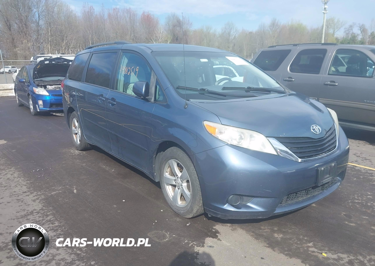 2014 Toyota Sienna Le V6 8 Passenger