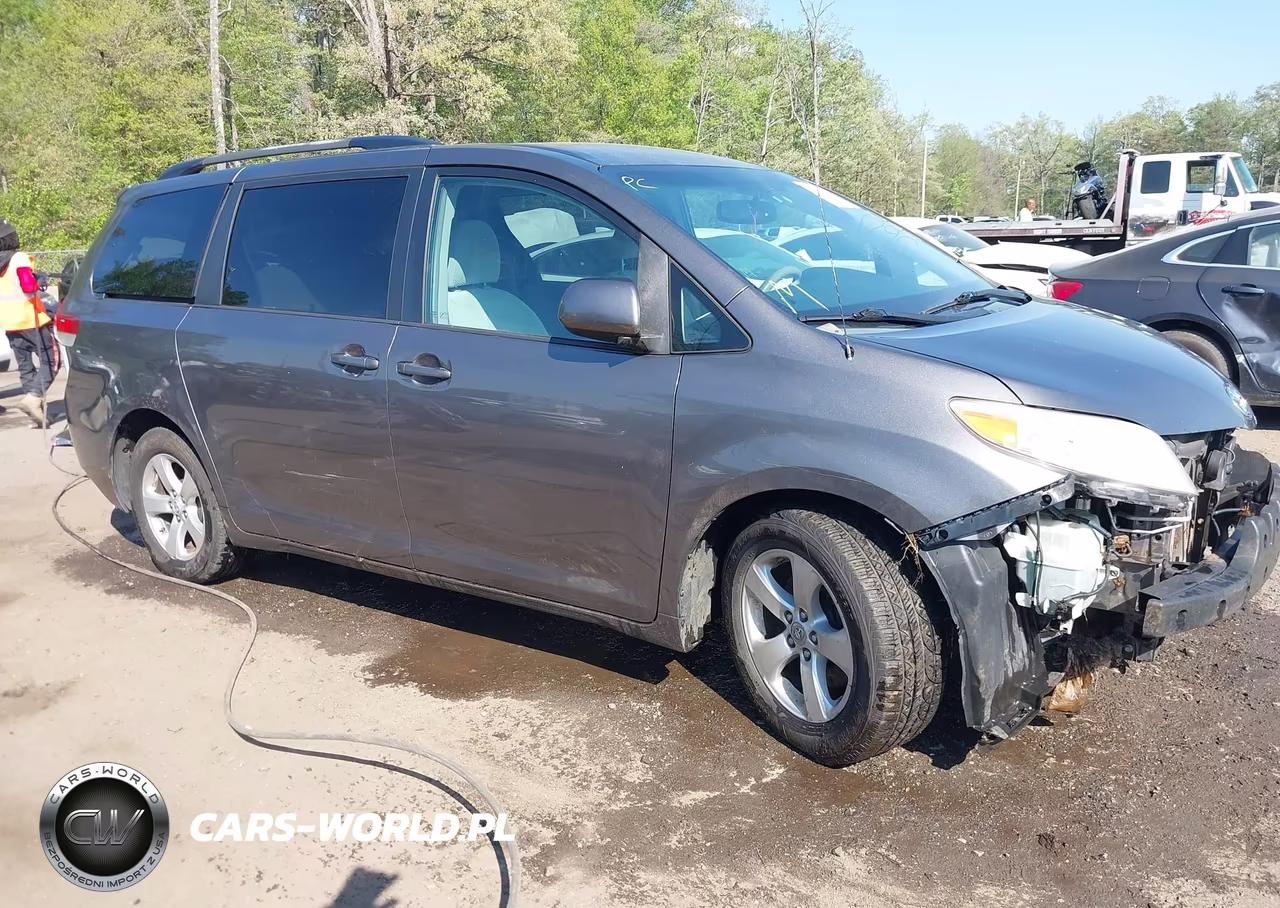 2012 Toyota Sienna Le V6 8 Passenger