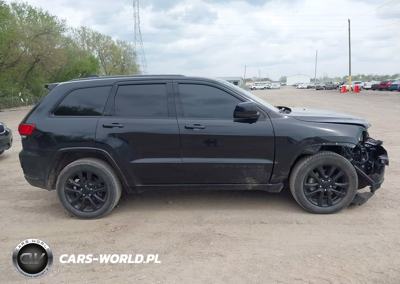 2017 Jeep Grand Cherokee Altitude 4X4 VIN:1C4RJFAG9HC852392 - 13