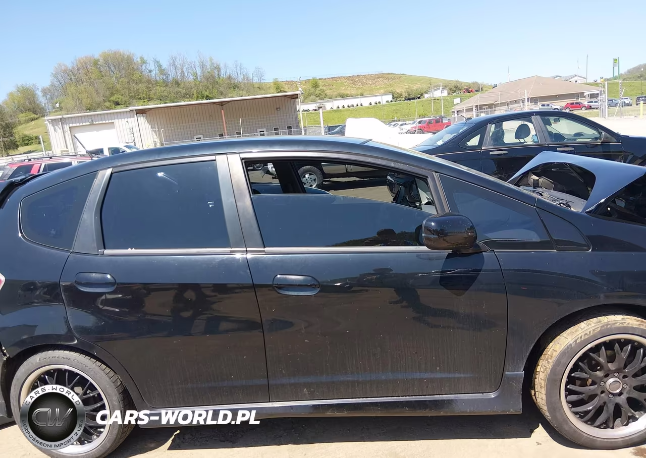 2010 Honda Fit Sport VIN:JHMGE8H41AC028202 - 13