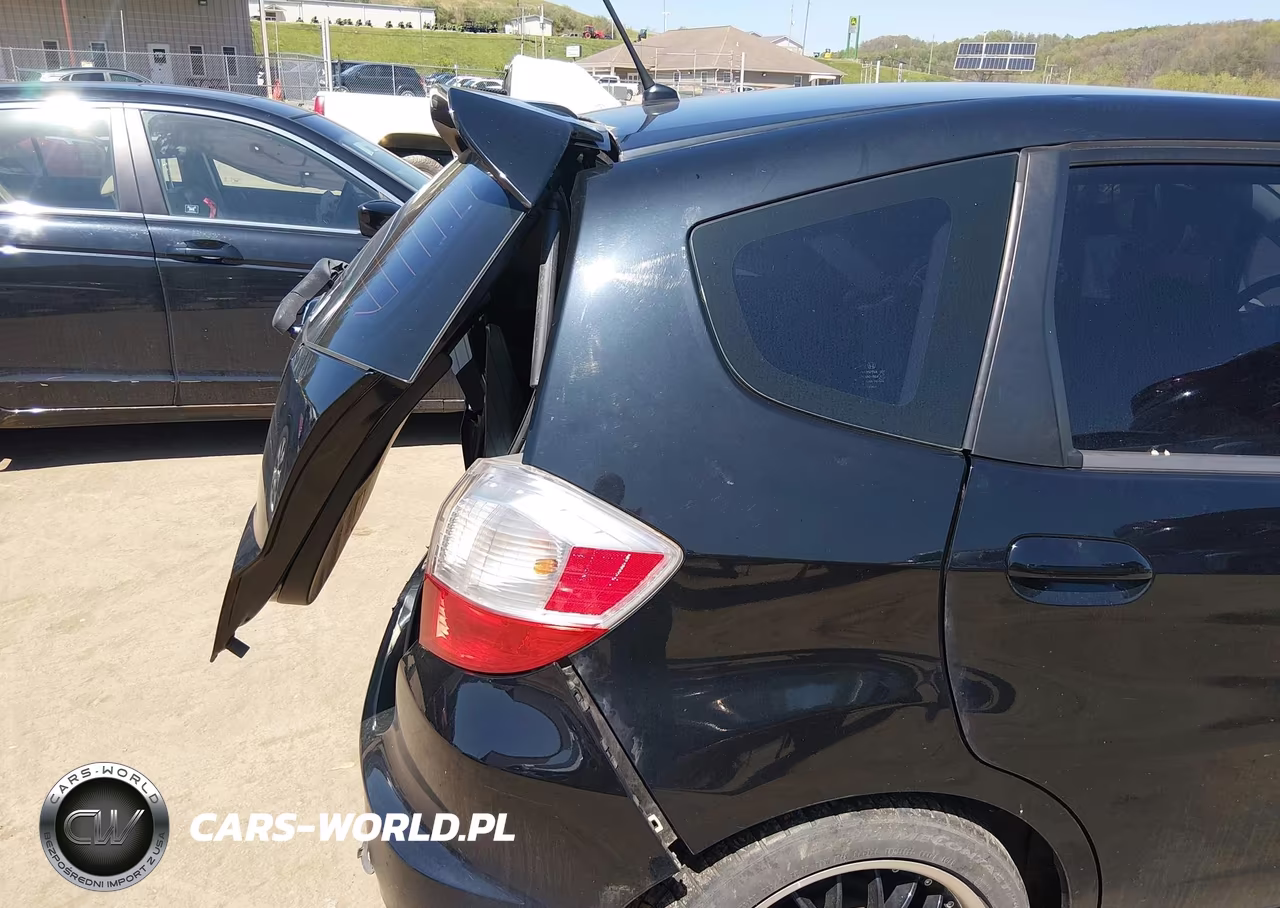 2010 Honda Fit Sport VIN:JHMGE8H41AC028202 - 18