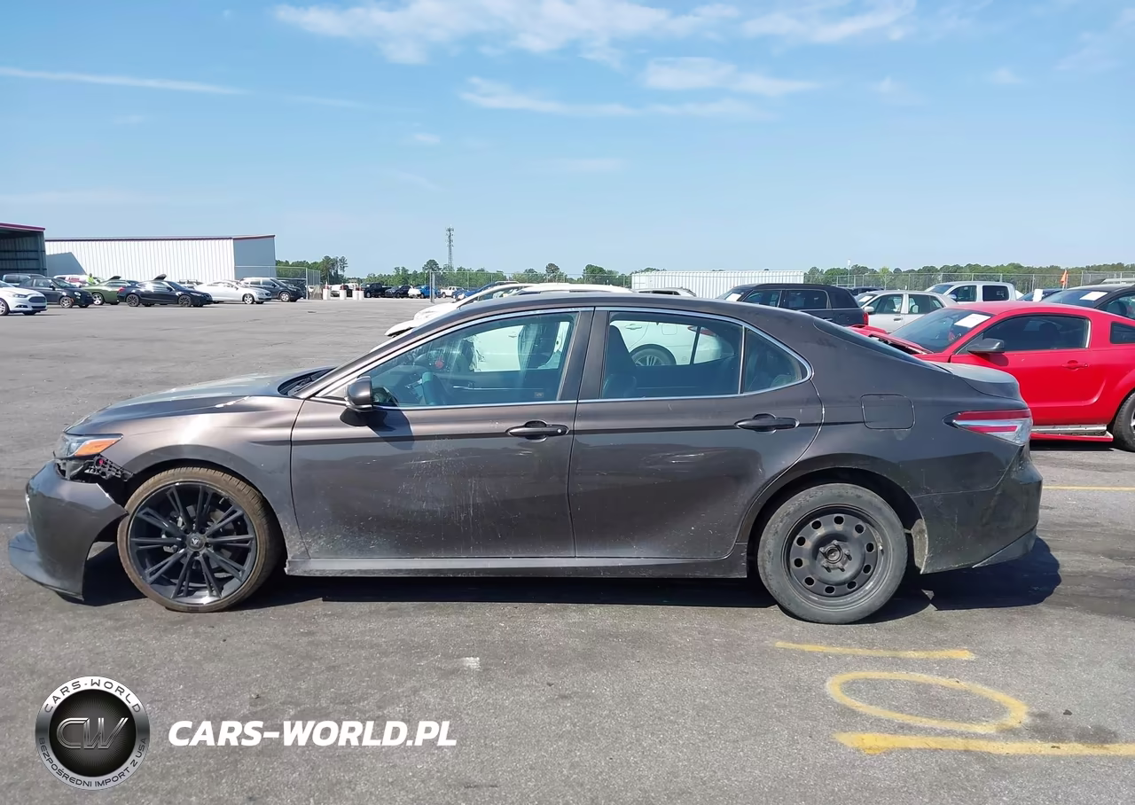 2018 Toyota Camry Le VIN:4T1B11HK4JU552382 - 14