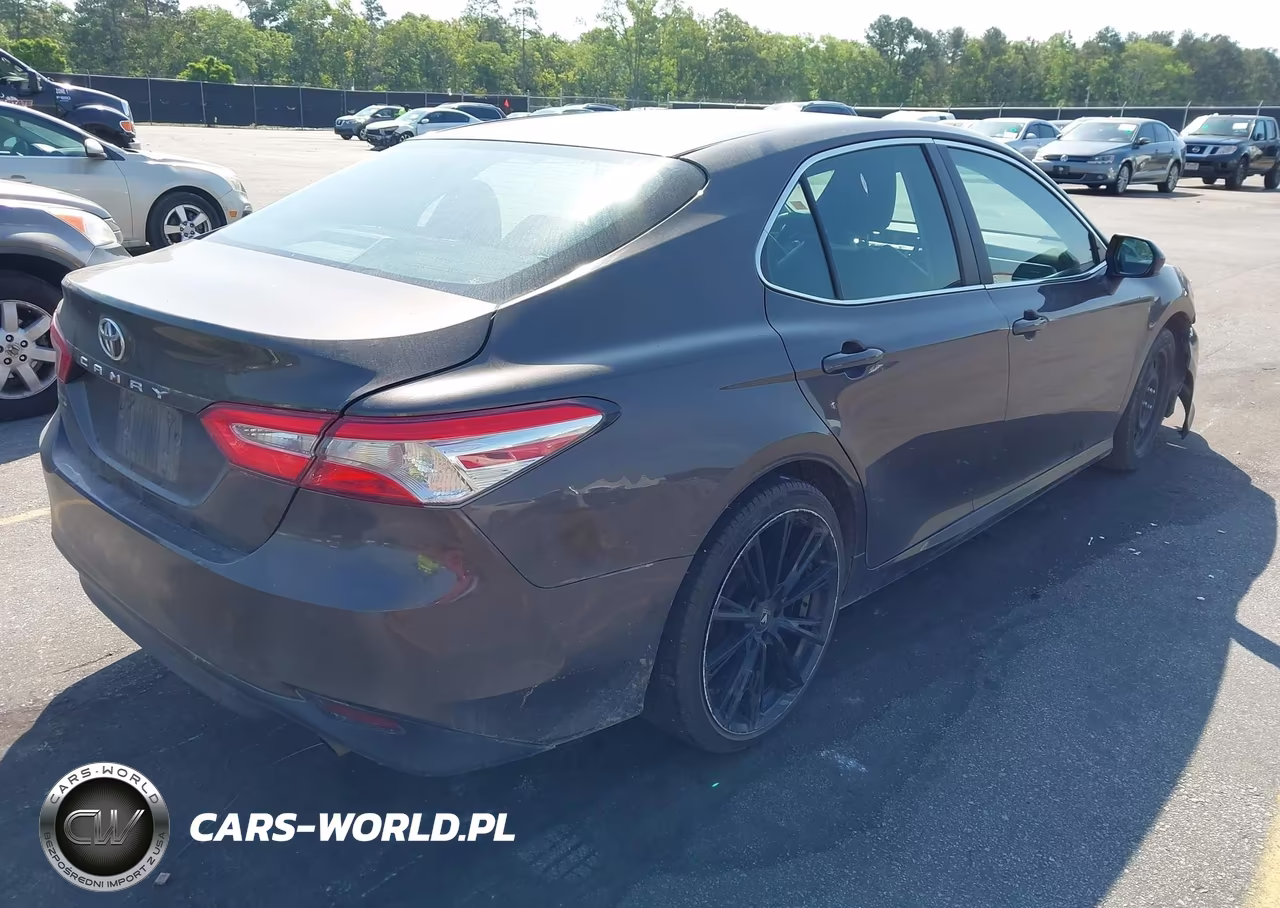 2018 Toyota Camry Le VIN:4T1B11HK4JU552382 - 4