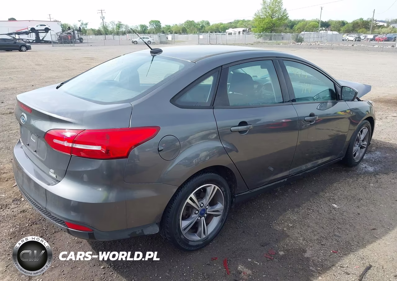 2018 Ford Focus Se VIN:1FADP3FE5JL219785 - 4