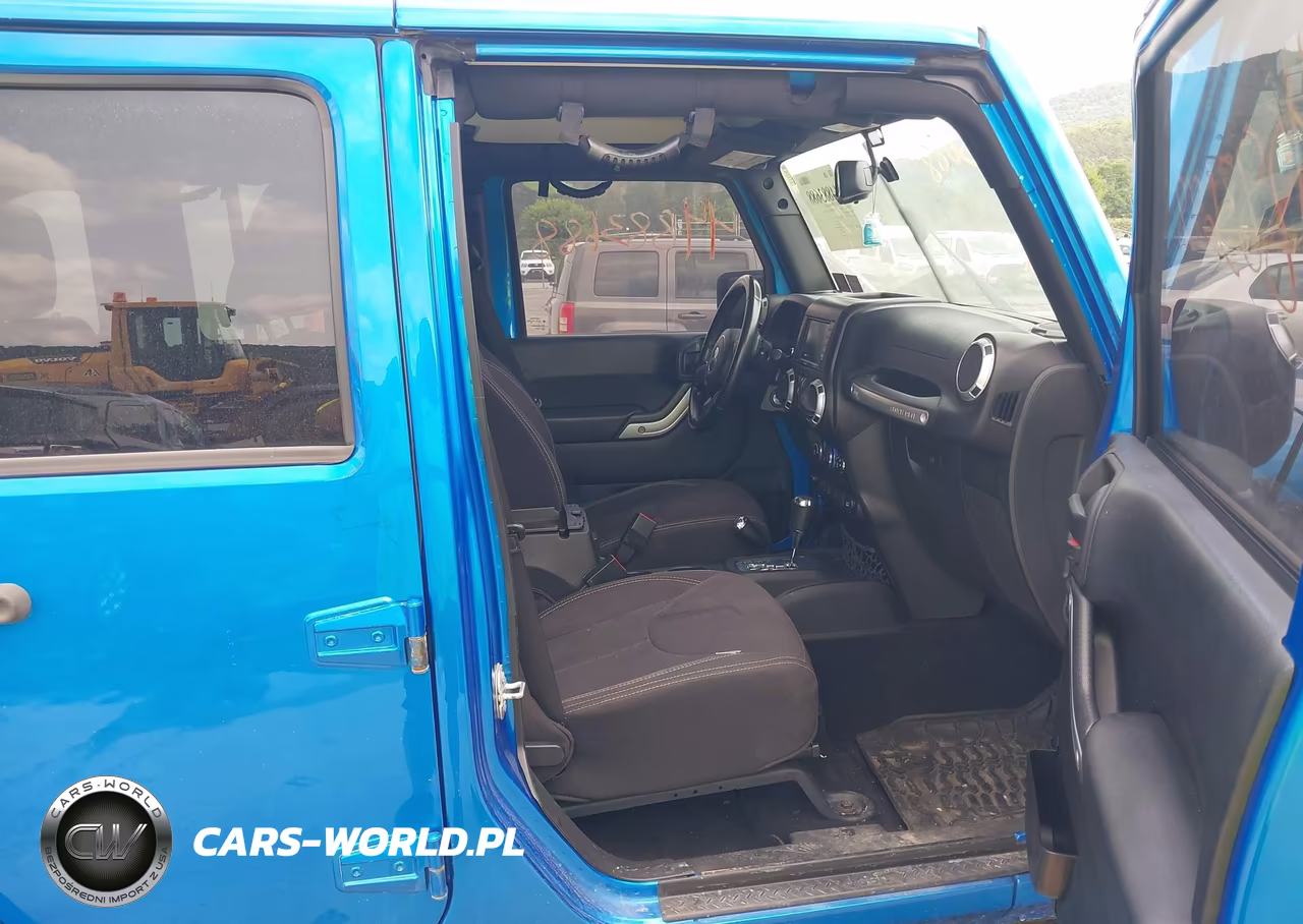 2015 Jeep Wrangler Unlimited Sahara VIN:1C4BJWEG4FL572257 - 5