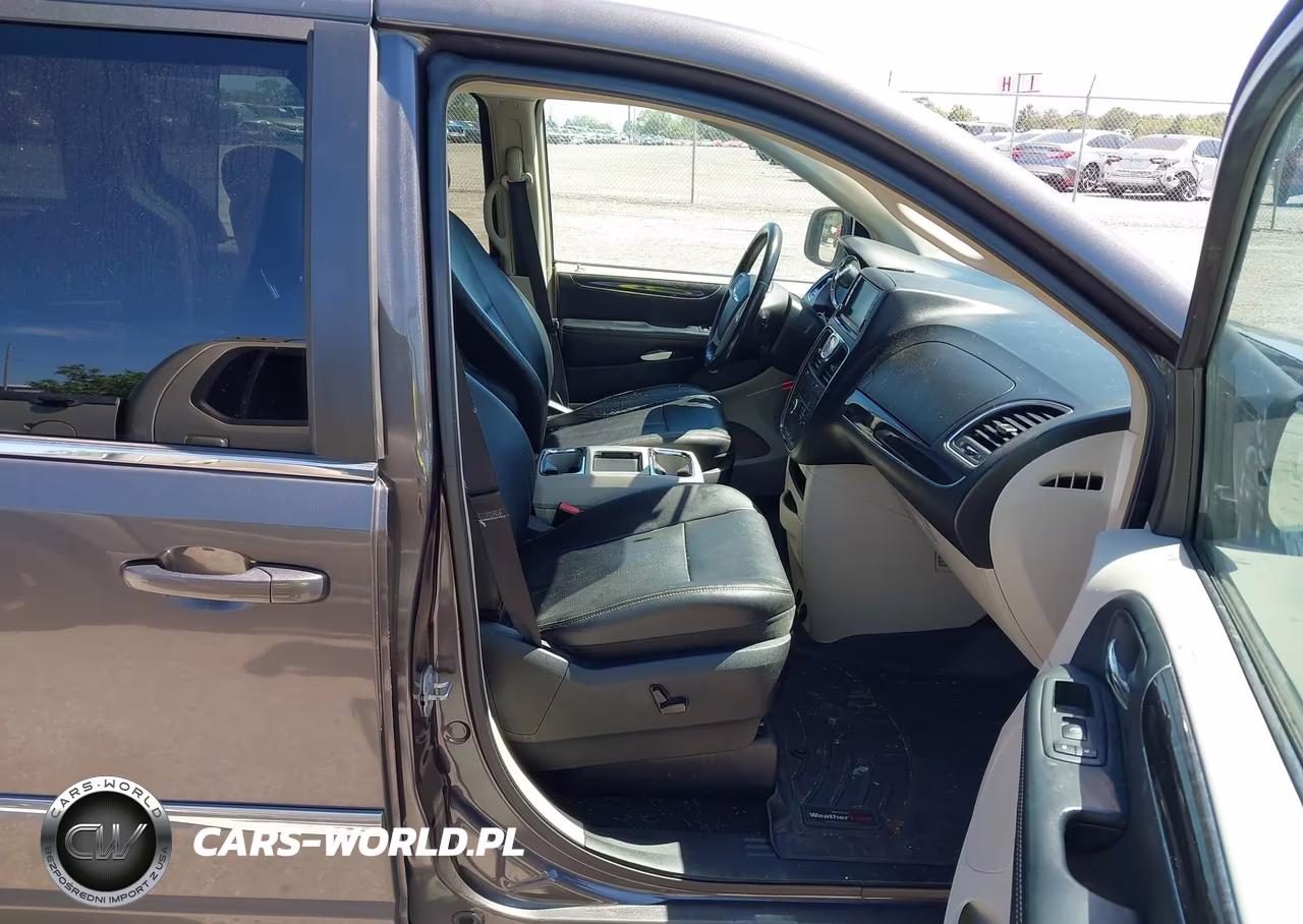 2015 Chrysler Town & Country Touring-L VIN:2C4RC1CG1FR742418 - 5