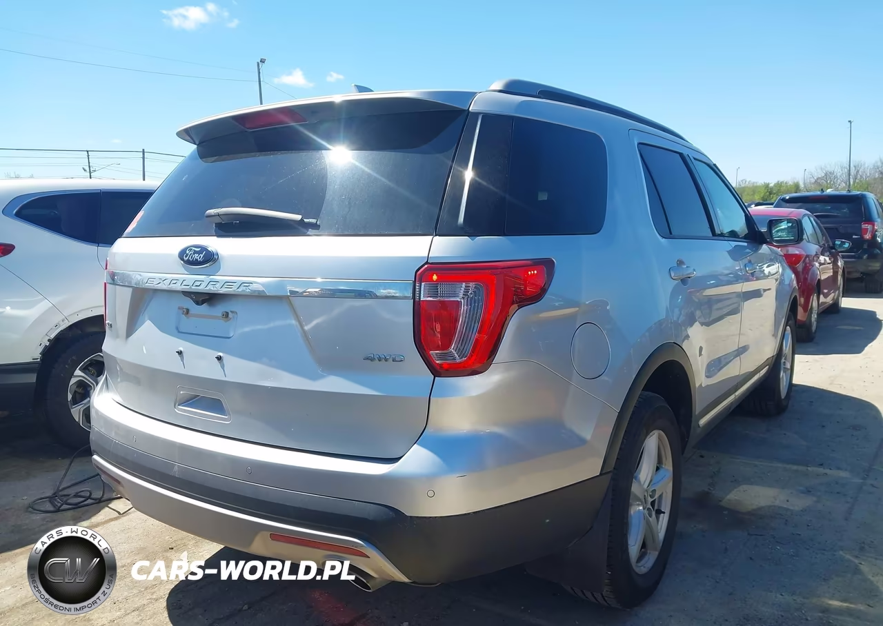 2017 Ford Explorer Xlt VIN:1FM5K8D8XHGA74975 - 4