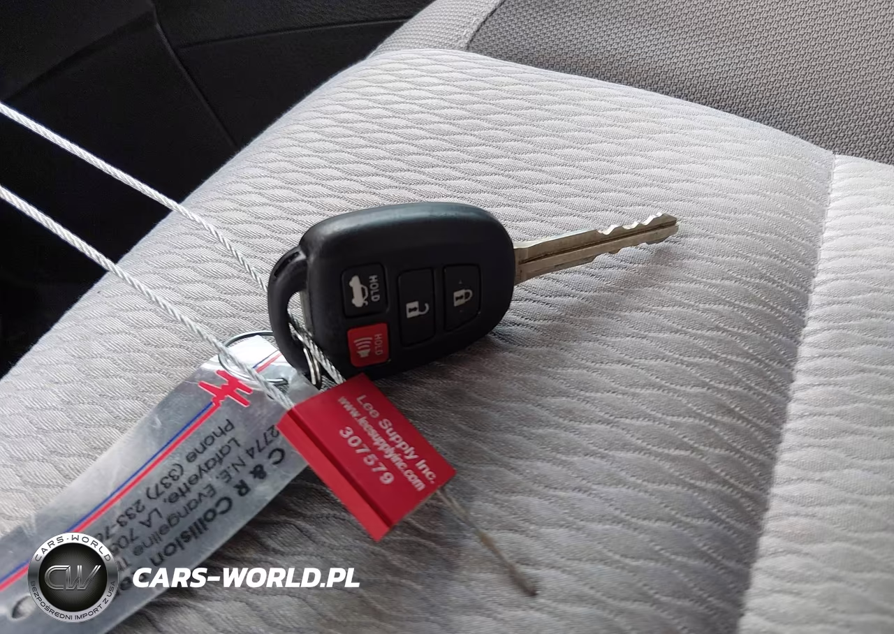 2018 Toyota Corolla Le VIN:5YFBURHE6JP844097 - 11