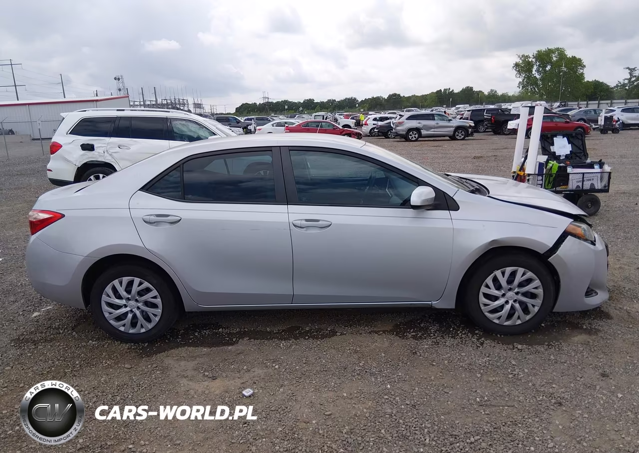 2018 Toyota Corolla Le VIN:5YFBURHE6JP844097 - 13