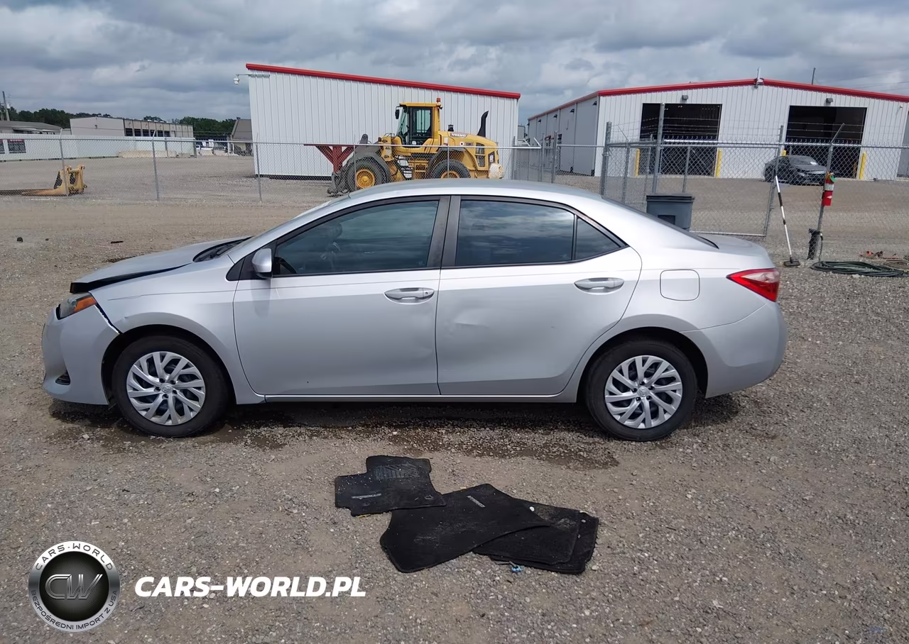 2018 Toyota Corolla Le VIN:5YFBURHE6JP844097 - 14