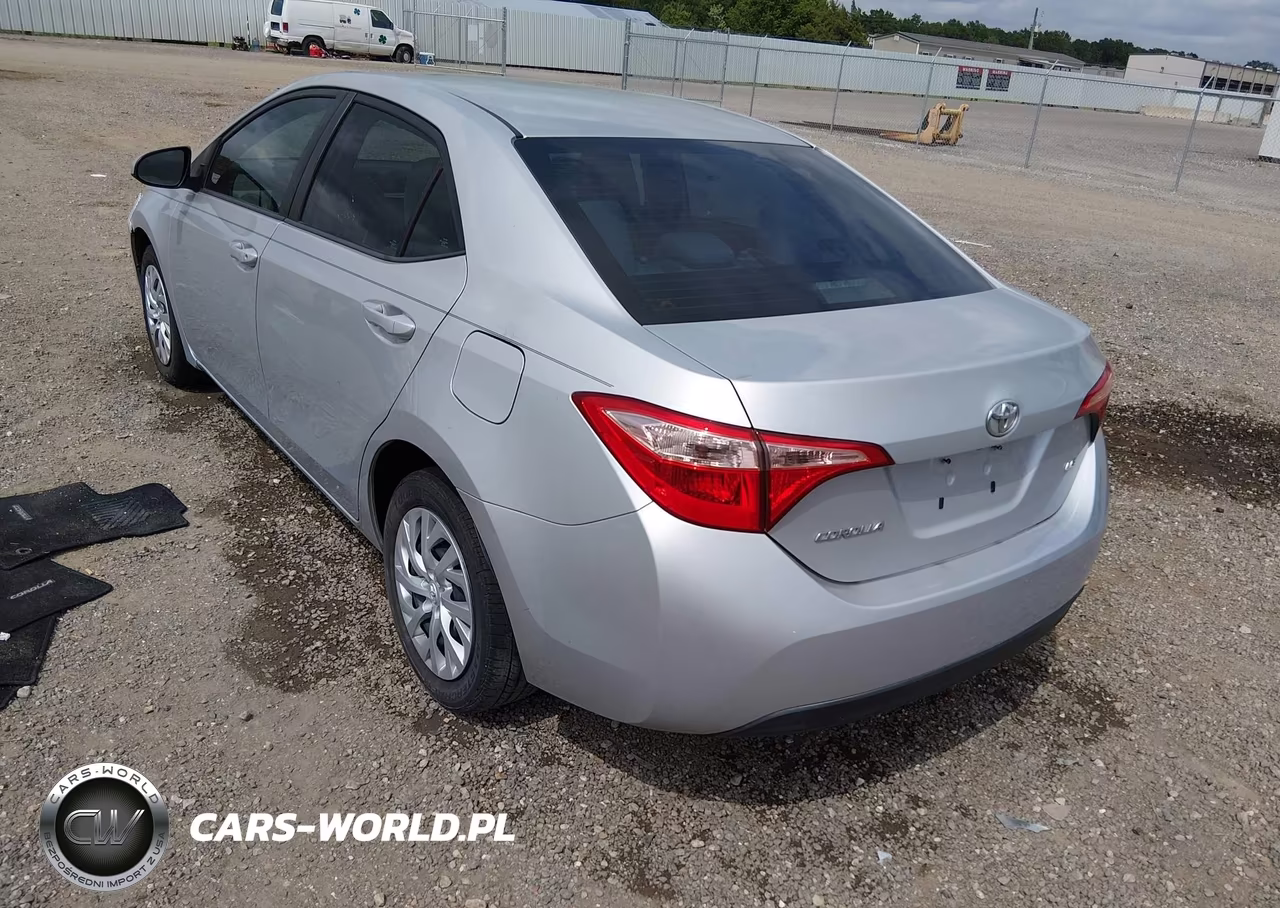 2018 Toyota Corolla Le VIN:5YFBURHE6JP844097 - 3