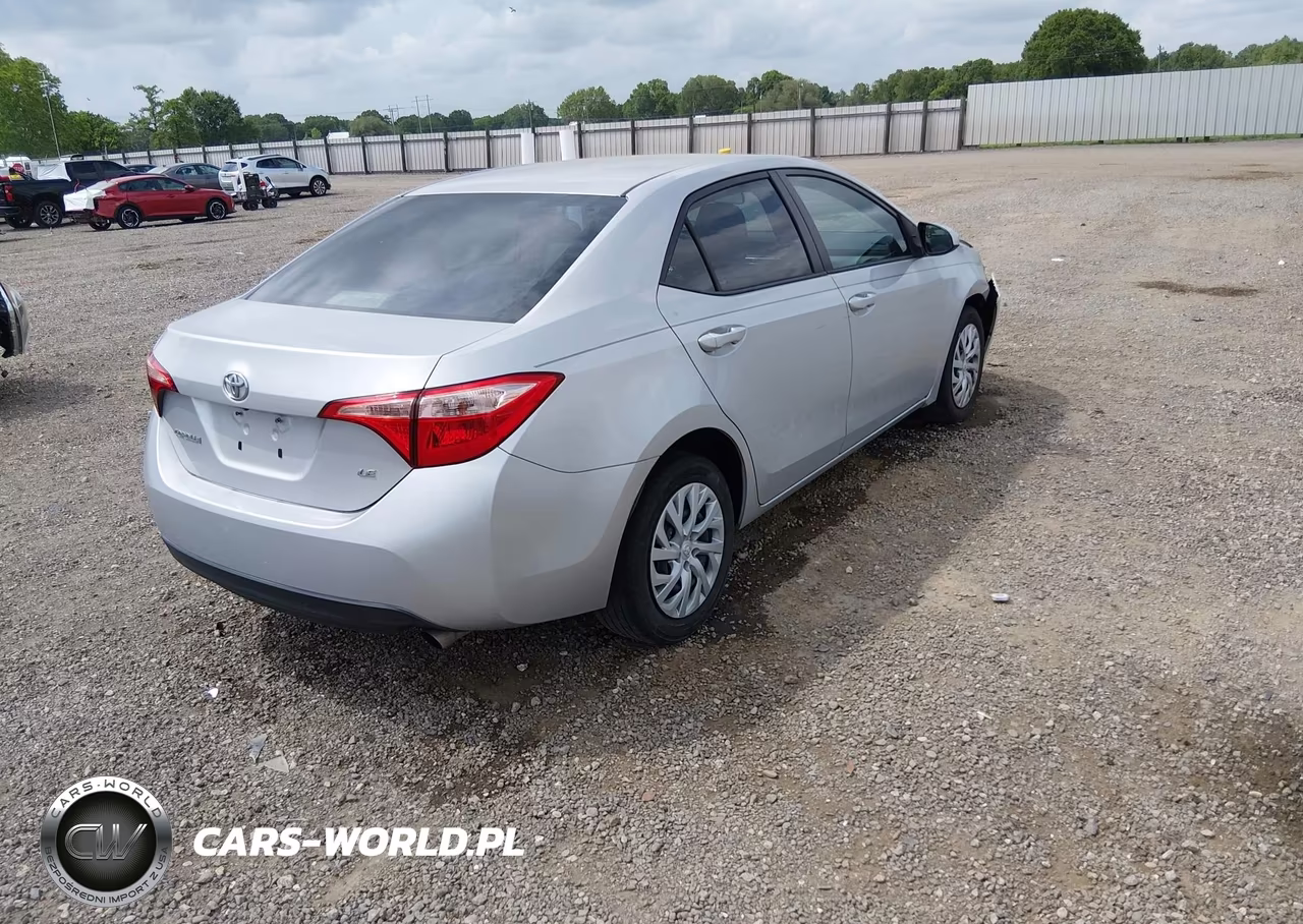 2018 Toyota Corolla Le VIN:5YFBURHE6JP844097 - 4