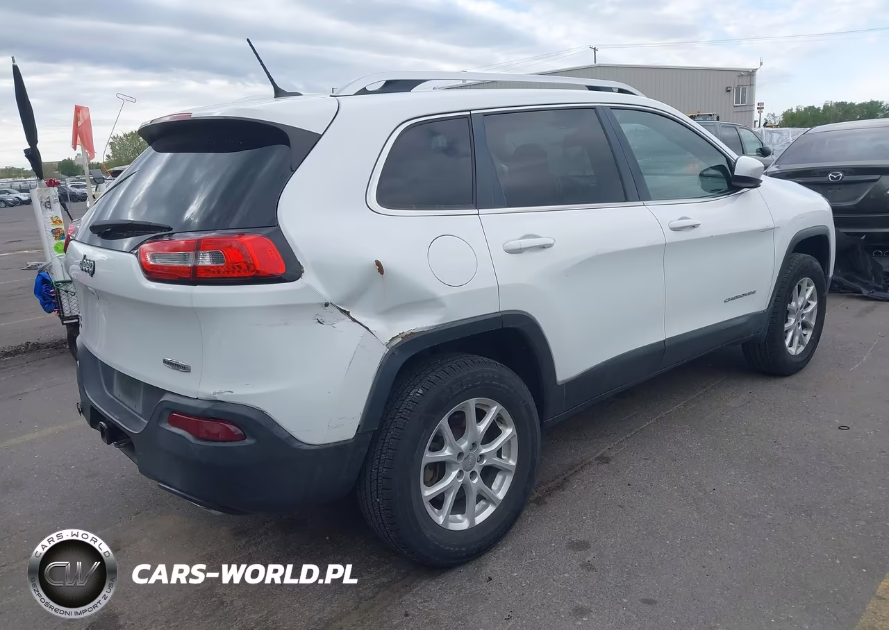 2015 Jeep Cherokee Latitude VIN:1C4PJMCSXFW528649 - 4