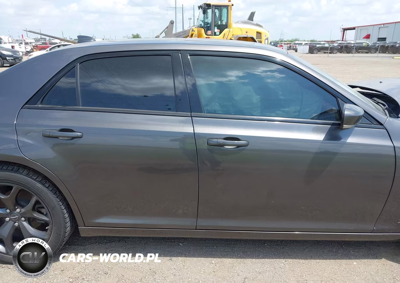 2023 Chrysler 300 300S VIN:2C3CCABG7PH538063 - 13