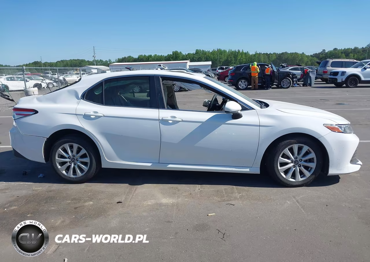 2018 Toyota Camry Le VIN:4T1B11HK1JU626759 - 14
