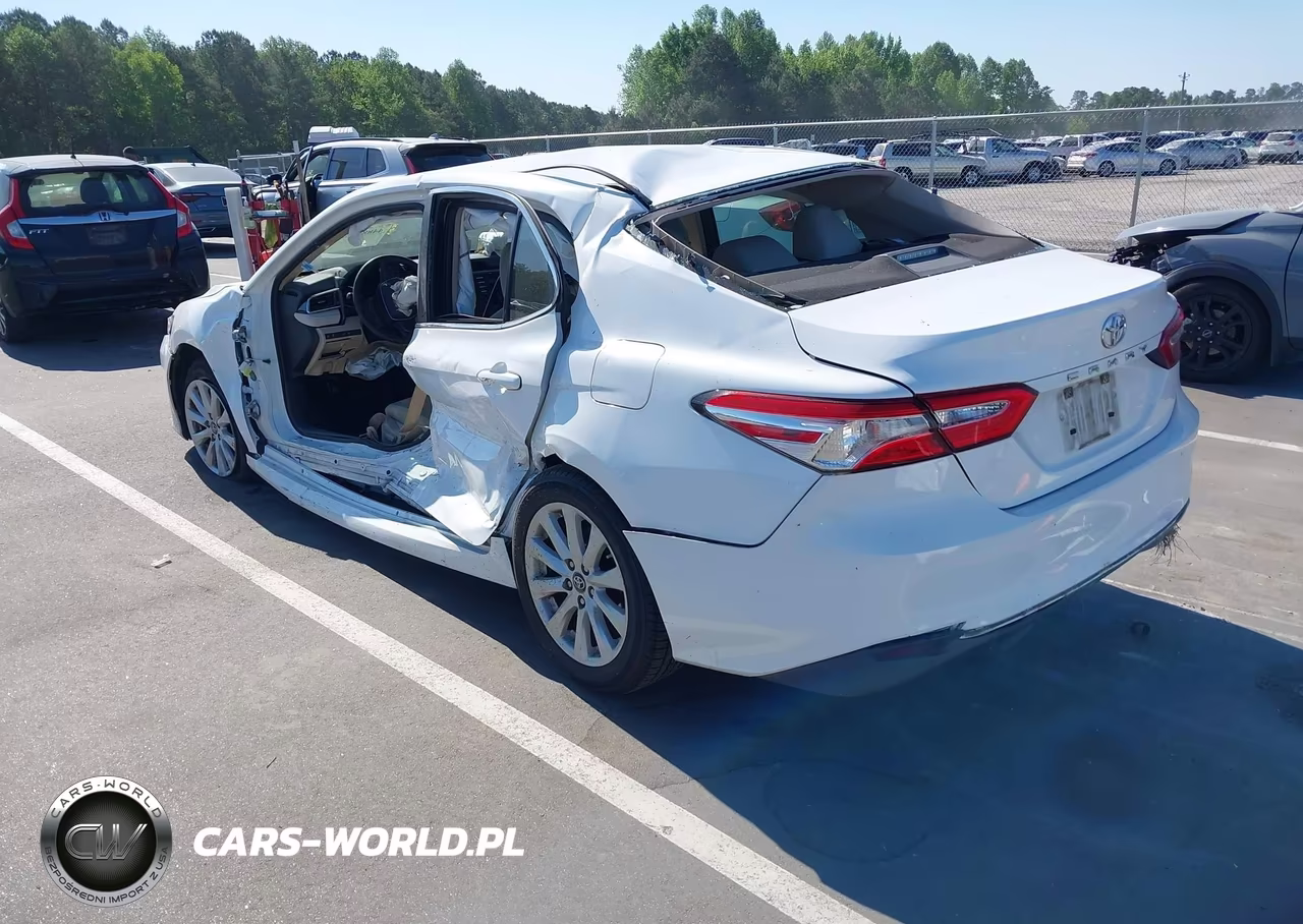 2018 Toyota Camry Le VIN:4T1B11HK1JU626759 - 3