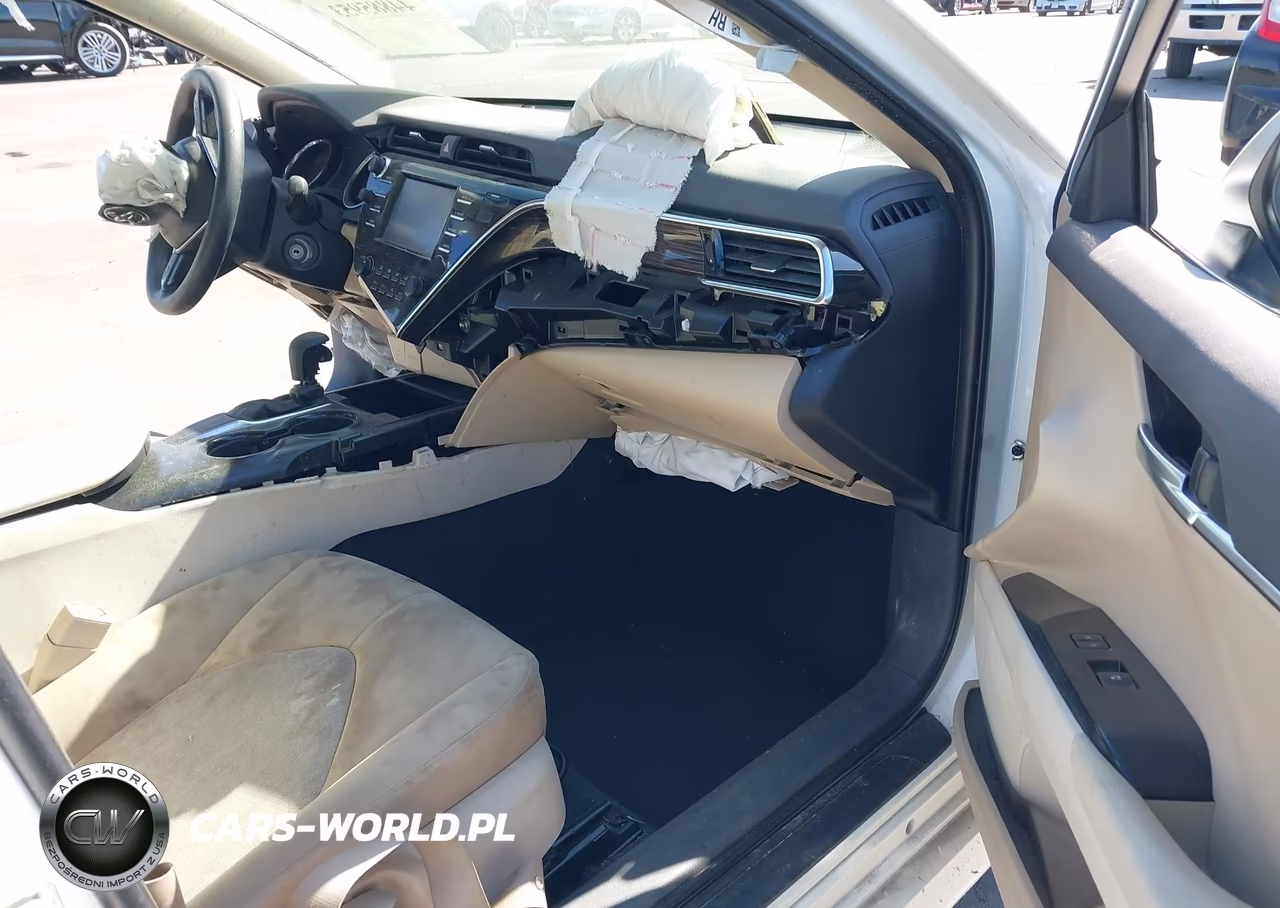 2018 Toyota Camry Le VIN:4T1B11HK1JU626759 - 5