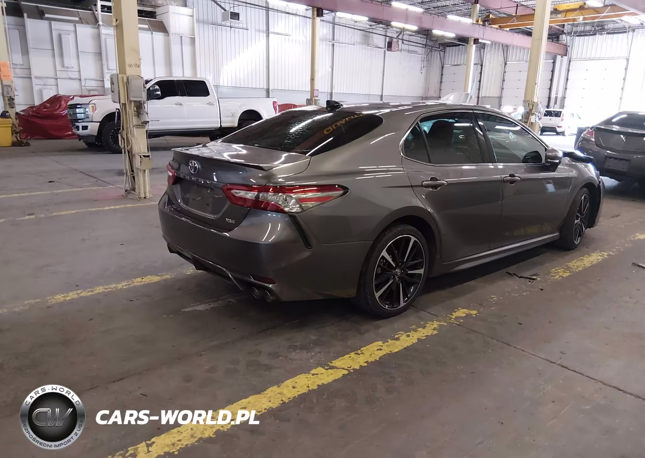 2018 Toyota Camry Xse VIN:4T1B61HK0JU069411 - 4