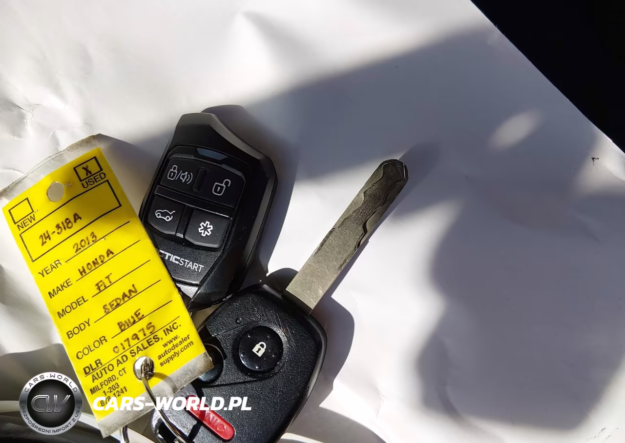 2013 Honda Fit Sport VIN:JHMGE8H55DC017975 - 11