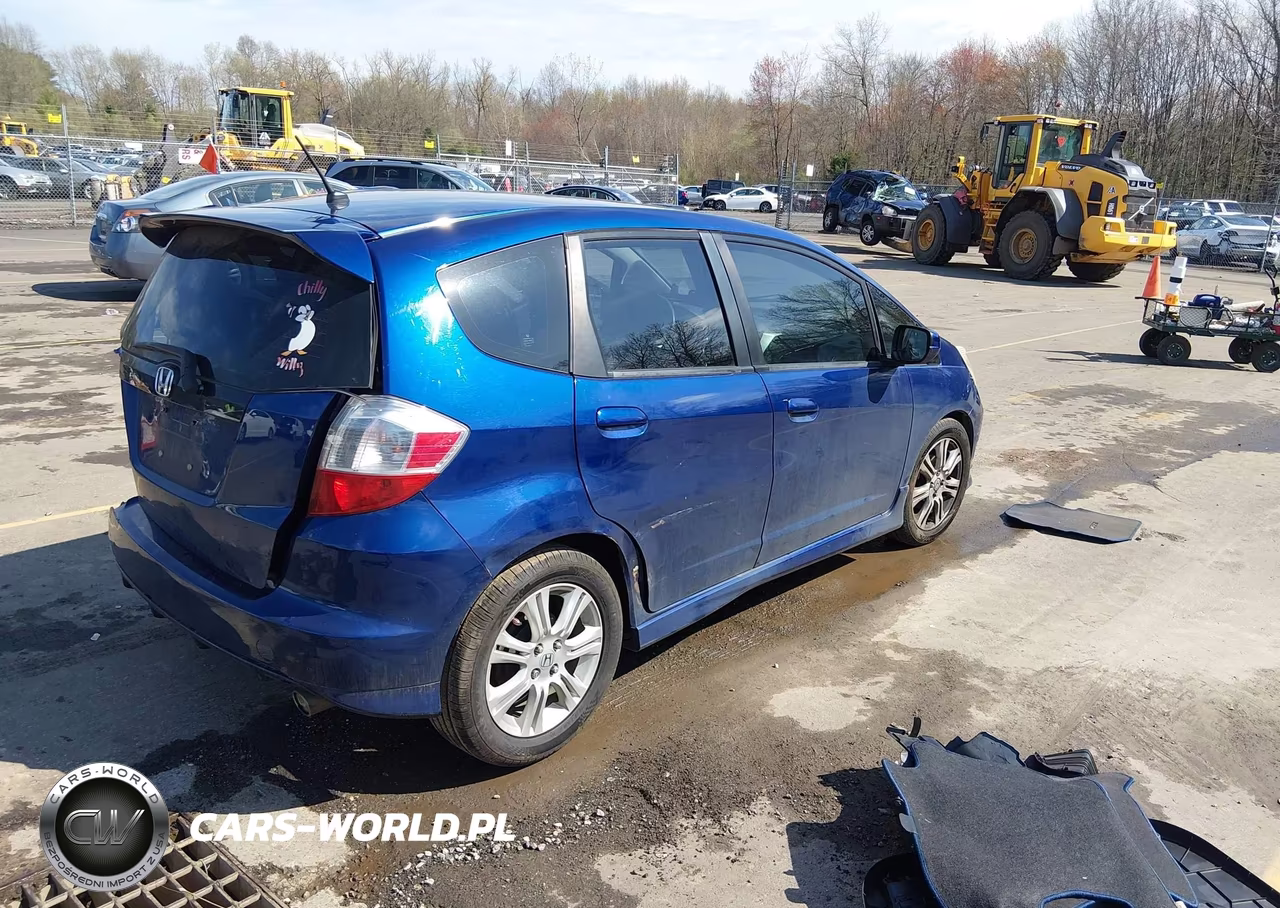 2013 Honda Fit Sport VIN:JHMGE8H55DC017975 - 4