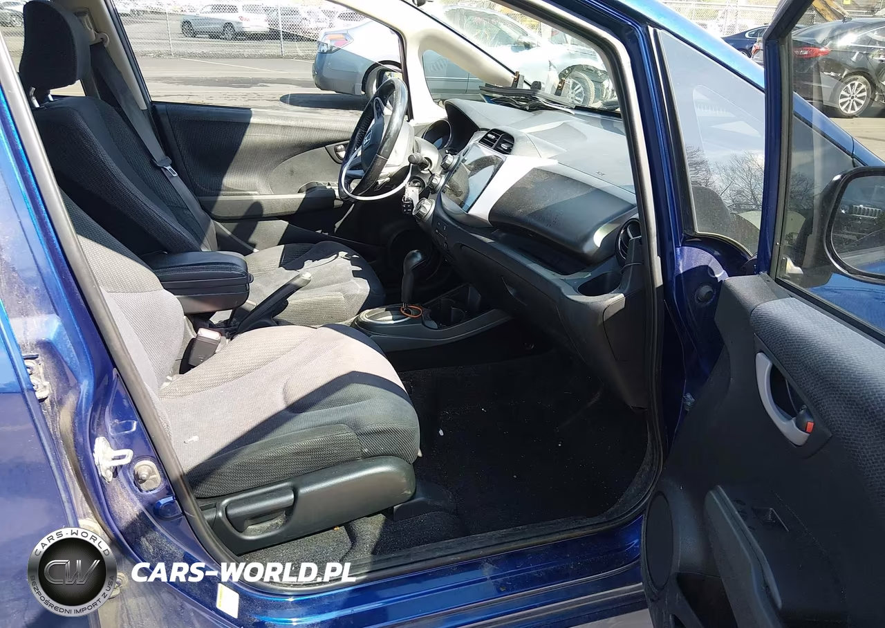 2013 Honda Fit Sport VIN:JHMGE8H55DC017975 - 5