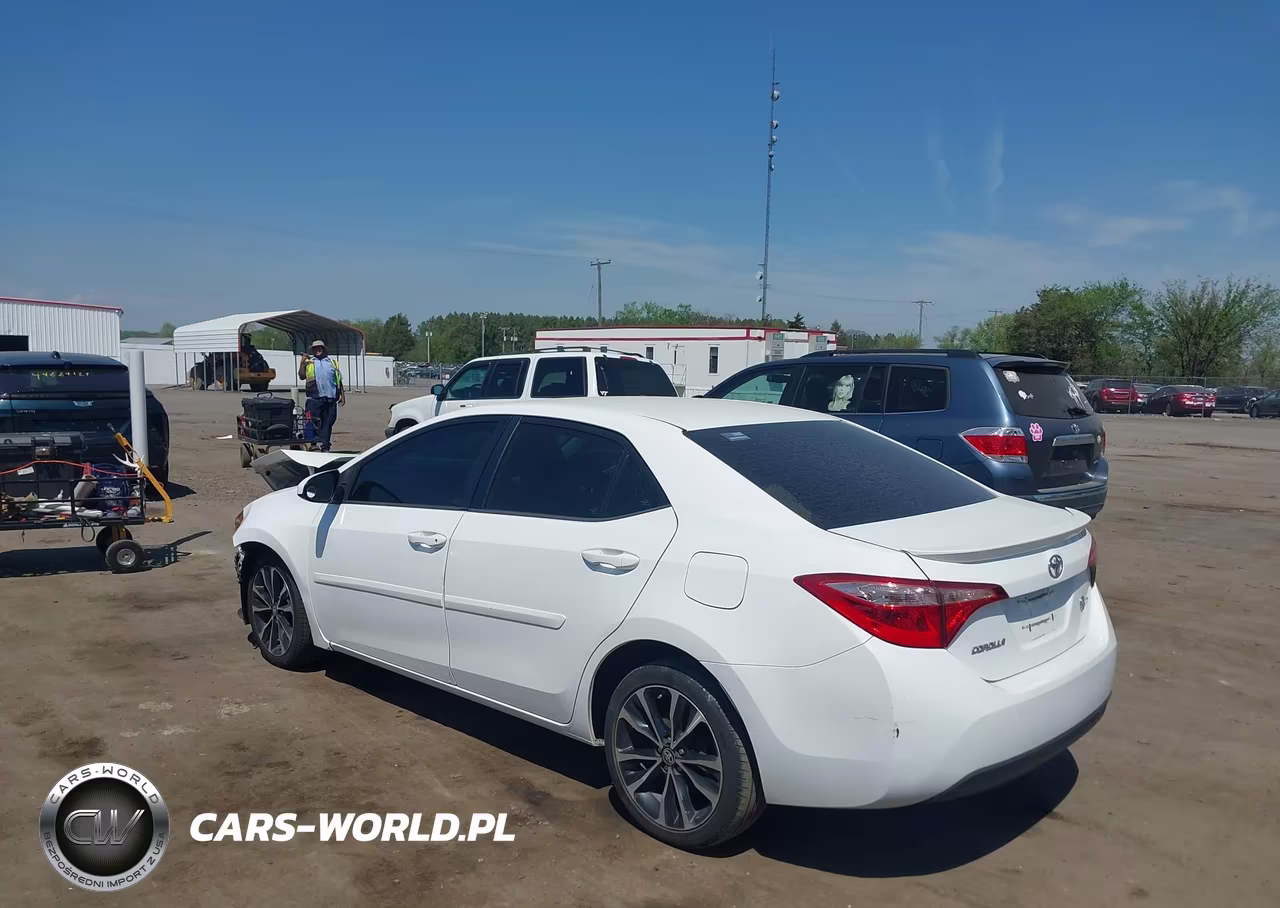 2018 Toyota Corolla Le VIN:2T1BURHE9JC055698 - 3