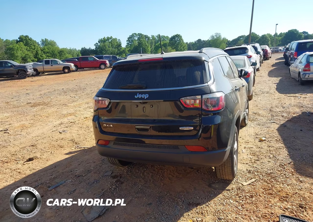 2018 Jeep Compass Latitude 4X4 VIN:3C4NJDBB6JT162647 - 17