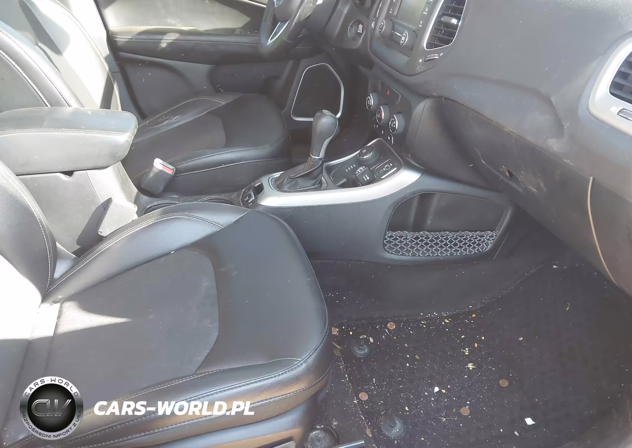 2018 Jeep Compass Latitude 4X4 VIN:3C4NJDBB6JT162647 - 5