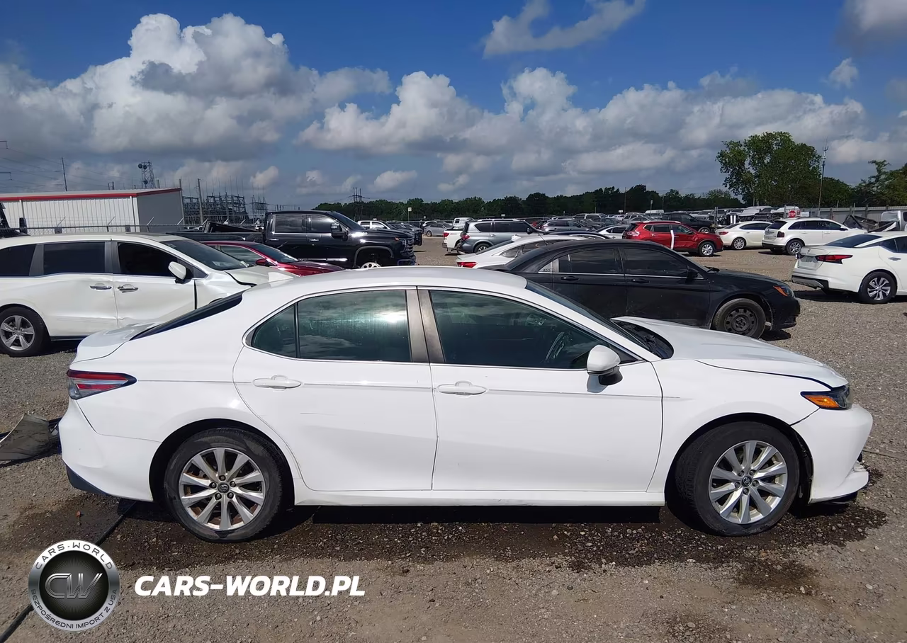 2020 Toyota Camry Le VIN:4T1C11AK2LU921242 - 14
