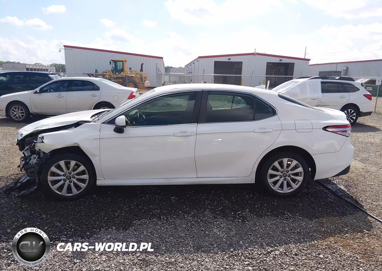 2020 Toyota Camry Le VIN:4T1C11AK2LU921242 - 15