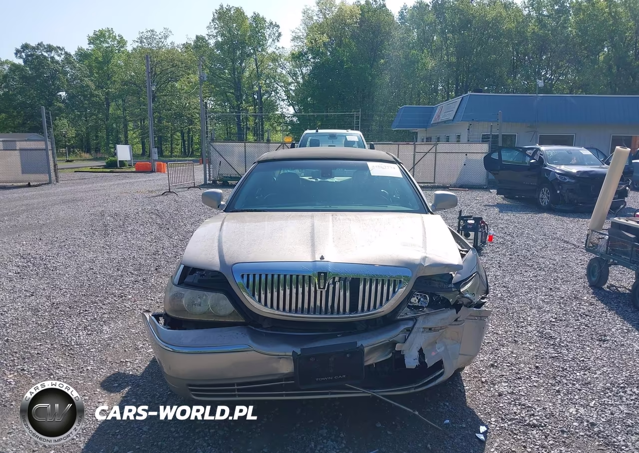 2003 Lincoln Town Car Signature VIN:1LNHM82W23Y703933 - 12