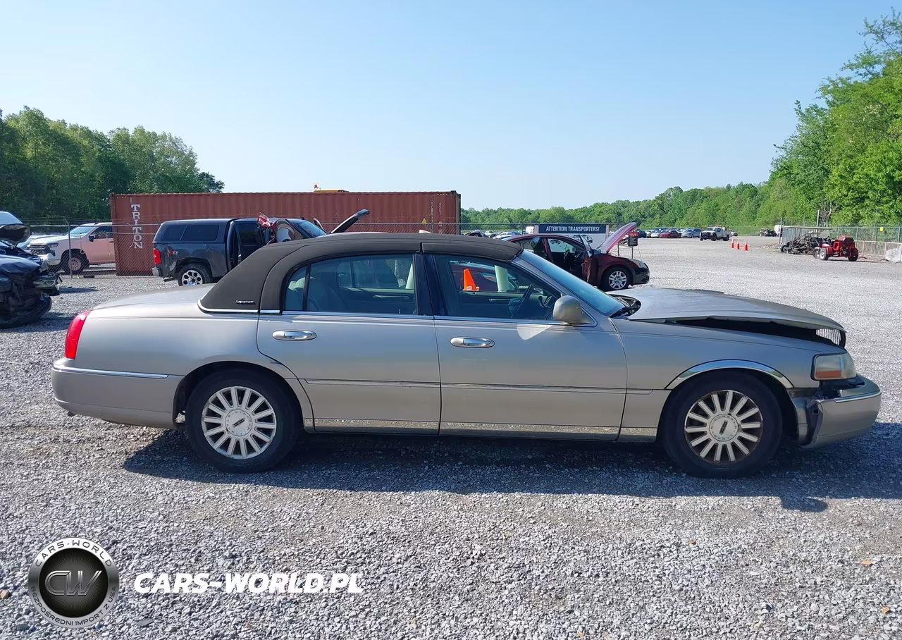 2003 Lincoln Town Car Signature VIN:1LNHM82W23Y703933 - 13
