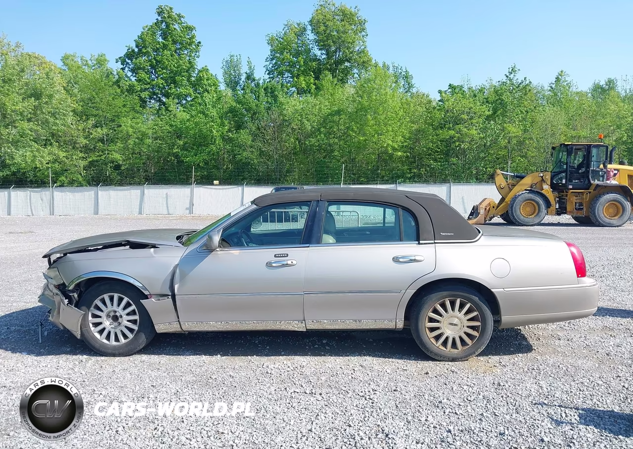 2003 Lincoln Town Car Signature VIN:1LNHM82W23Y703933 - 14