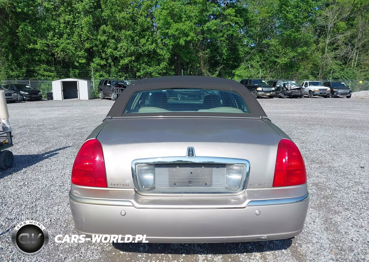 2003 Lincoln Town Car Signature VIN:1LNHM82W23Y703933 - 16