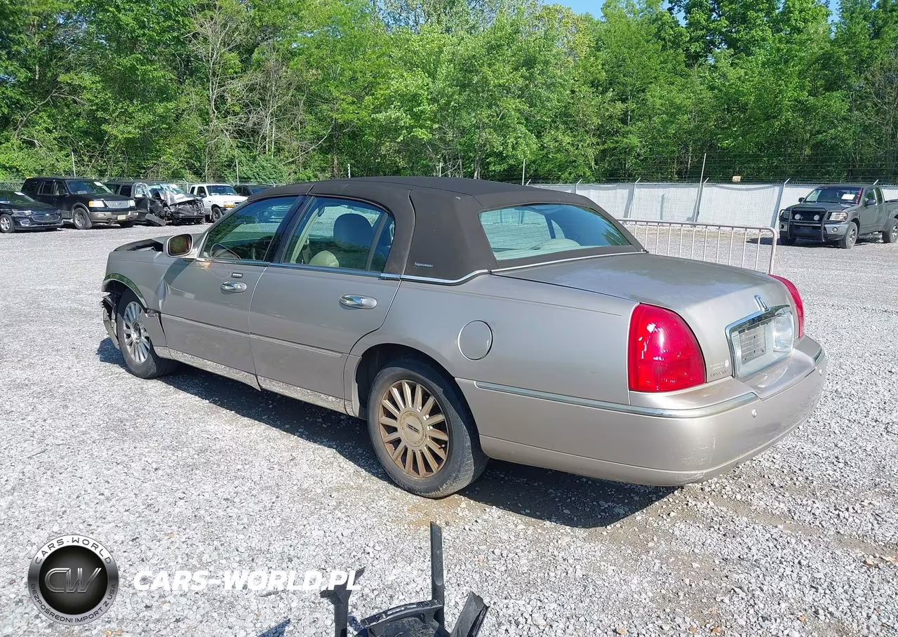 2003 Lincoln Town Car Signature VIN:1LNHM82W23Y703933 - 3