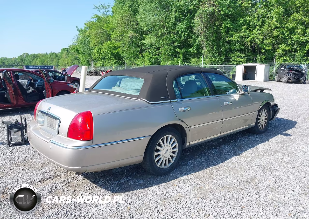 2003 Lincoln Town Car Signature VIN:1LNHM82W23Y703933 - 4
