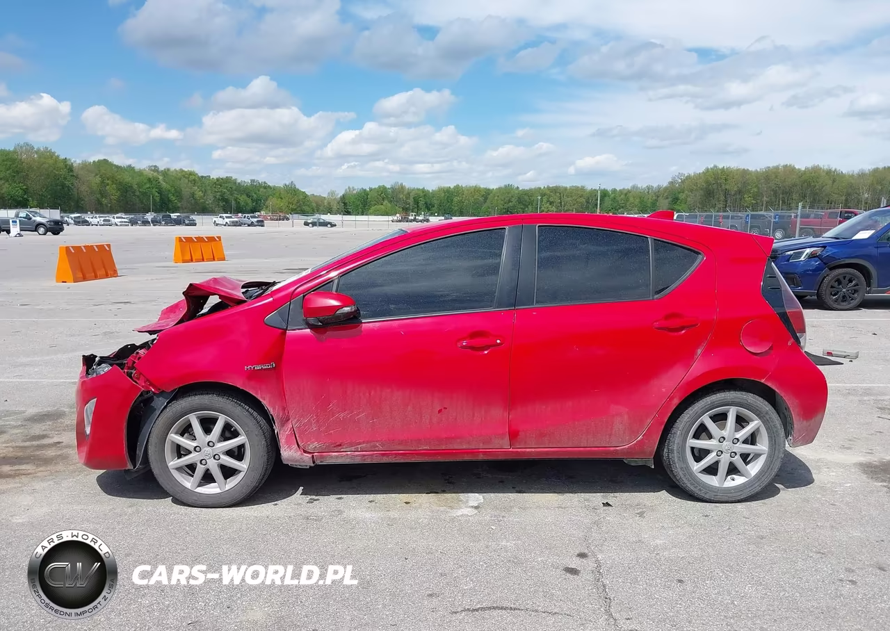 2015 Toyota Prius C Three VIN:JTDKDTB37F1114618 - 14