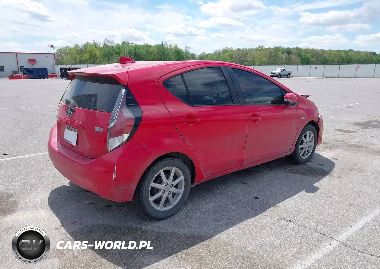 2015 Toyota Prius C Three VIN:JTDKDTB37F1114618 - 4