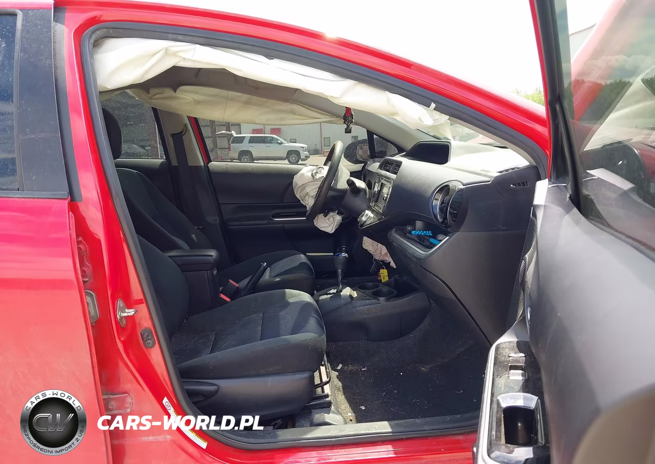 2015 Toyota Prius C Three VIN:JTDKDTB37F1114618 - 5